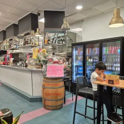 01 AREPERA CAFETERIA LA GUAIRA